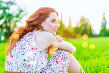 junge schöne rothaarige frau in der natur