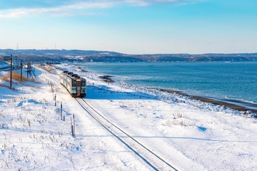 海沿いの列車 © momarronce