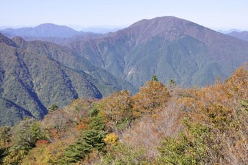 秋の丹沢山地と大室山