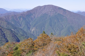 秋の丹沢山地と大室山