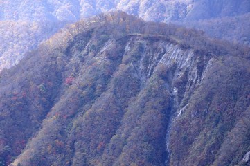 秋の山地に流雲の影