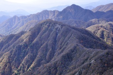秋の山地に流雲の影