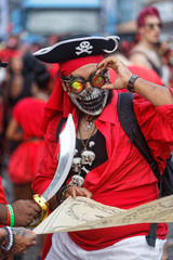 Corsaire regarde sa carte le mardi gras au carnaval de Cayenne en Guyane française