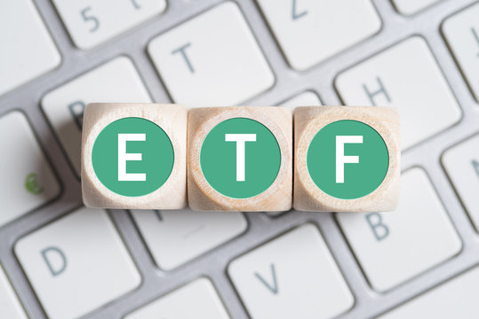 Würfel mit Aufschrift ETF auf Tastatur