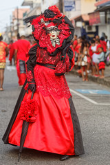 Touloulou rouge et noir le mardi gras au carnaval de Cayenne en Guyane française