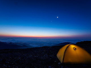 日の出前の雲海とテント