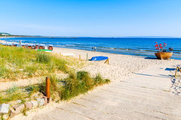 Obraz premium Ścieżka do piaszczystej plaży w nadmorskim kurorcie Binz, wyspa Rugia, Morze Bałtyckie, Niemcy