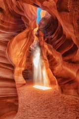Foto op Plexiglas Moeder en kind in de beroemde lichtstraal, canyon Antelope, Arizona, VS © emotionpicture