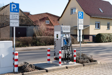 Ladestation für ein Elektrofahrzeug mit 3 unterschiedlichen Verbindungssteckern