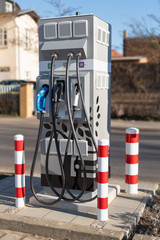 Ladestation für ein Elektrofahrzeug mit 3 unterschiedlichen Verbindungssteckern