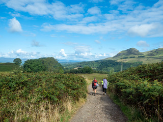 Obraz premium two girls hiking in sunny weather in scotland