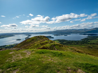 Obraz premium overview at beautiful lake (loch lomond)