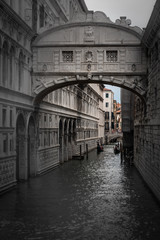 puente de los suspiros en blanco y negro, en Venecia Italia