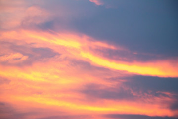 Obraz premium Piękne chmury na tle nieba w kolorze zmierzchu