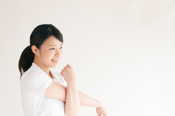 Fototapeta premium ストレッチをする若い女性