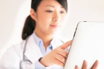 タブレットPCを操作する女医の手元