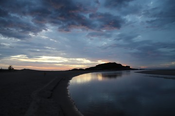 Fototapeta na wymiar Praia da Ferrugem ao amanhecer