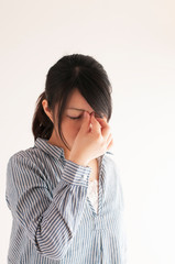 目の疲れに悩む女性