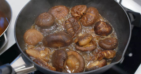 Cook with soy sauce mushroom