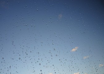 Regentropfen auf Fensterscheibe