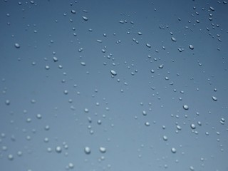 Regentropfen auf Fensterscheibe