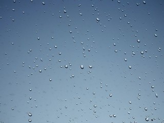Regentropfen auf Fensterscheibe
