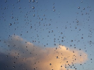Regentropfen auf Fensterscheibe