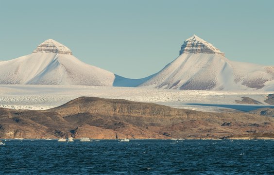 Mountain peaks Dana and Nora, Kronebreen, Kongsfjorden, Spitsbergen archipelago, Svalbard, Norway, Europe