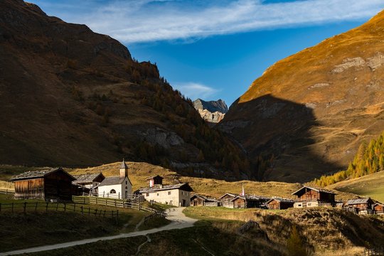 Small mountain village in mountain landscape, Valser Alm, Vals, Valstal, South Tyrol, Italy, Europe