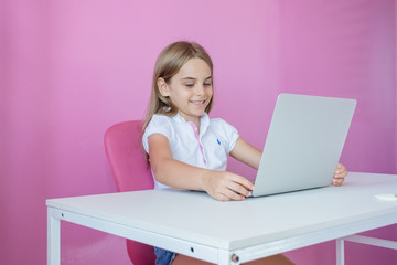 Menina criança computador laptop pesquisa e estudo
