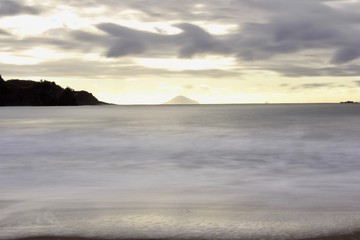 Fototapeta premium 南伊豆 朝の幻想的な弓ヶ浜