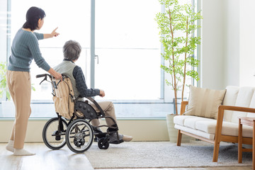 シニア男性　車椅子