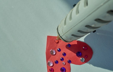 Naklejka premium hot glue gun with heart craft