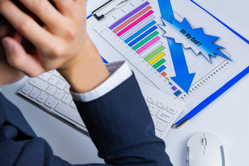 頭を抱えるビジネスマン　業績ダウン　イメージ