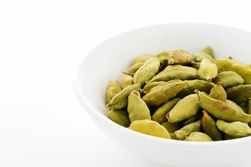 カルダモン　白背景