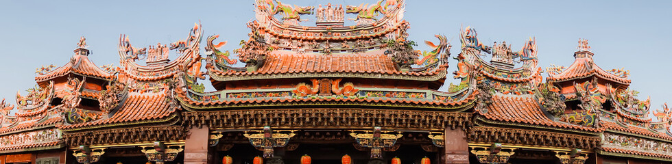 Obraz premium Panorama of the Chinese temple roof decoration in colorful