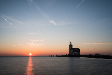 Obraz premium Lichthouse whit sunrise