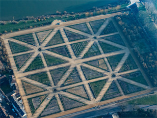 vue aérienne du jardin du château de La Roche Guyon dans le département du Val d'Oi se en France