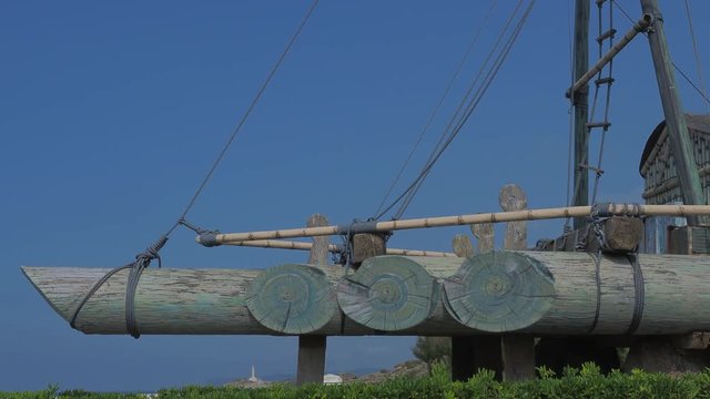 Santander / Hiszpania - 14 lipca 2018: Basen portowy z karawelami na P&oacute;łwyspie La Magdalena w Santander w słoneczny lipcowy dzień