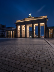 Menschenleeres Brandenburger Tor am Morgen in Berlin