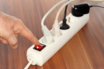 Steckdosenleiste wird ausgeschaltet