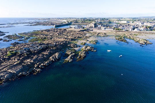 Die Stadt Barfleur und die K&uuml;ste vom Meer aus der Luft fotografiert