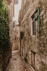 Fototapeta na wymiar old streets of Kotor, Montenegro.