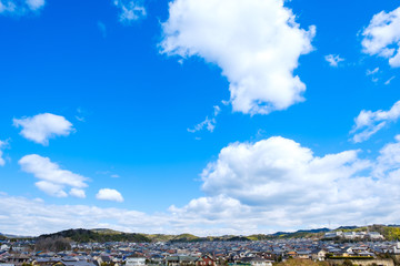 【写真素材】 青空　空　雲　冬の空　背景　背景素材　1月　コピースペース　市街地　住宅地