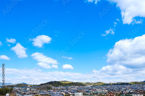 写真素材 青空 空 雲 冬の空 背景 背景素材 1月 コピースペース 市街地 住宅地 Wall Mural Rummy Rummy 写真素材 青空 空 雲 冬の空 背景 背景素材 1月 コピースペース 市街地 住宅地 Wall Mural Rummy Rummy