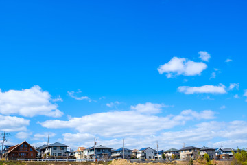 Fototapeta na wymiar 【写真素材】 青空　空　雲　冬の空　背景　背景素材　1月　コピースペース　市街地　住宅地