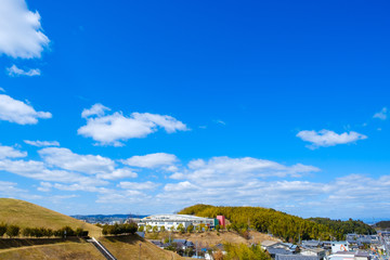 【写真素材】 青空　空　雲　冬の空　背景　背景素材　1月　コピースペース　市街地　住宅地