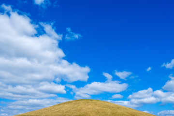 Fototapeta na wymiar 【写真素材】 青空　空　雲　冬の空　背景　背景素材　1月　コピースペース　丘