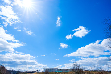 【写真素材】 青空　空　雲　冬の空　背景　背景素材　1月　コピースペース　学校　小学校