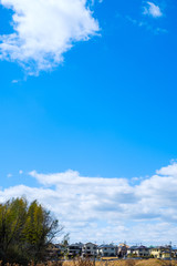 Obraz premium 【写真素材】 青空 空 雲 冬の空 背景 背景素材 1月 コピースペース 市街地 住宅地